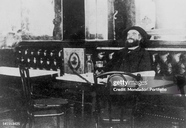 The French poet Paul Verlaine sitting in a bar. France, 1880s