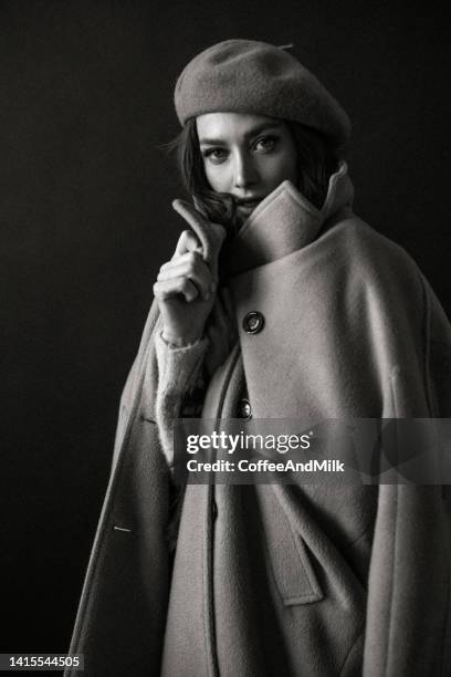 beautiful woman. black and white photo - beret 個照片及圖片檔
