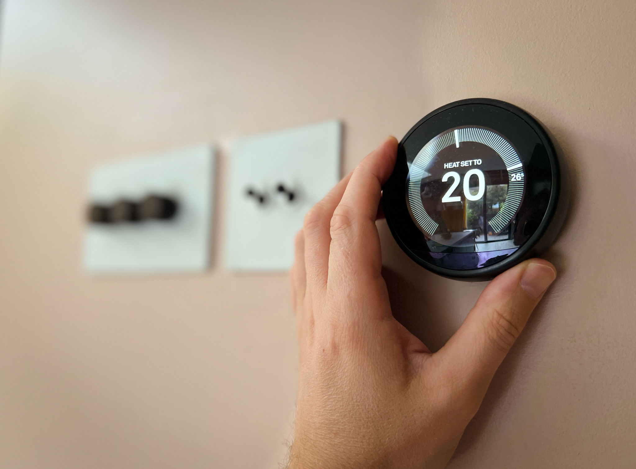 Regulating heating temperature with a modern smart thermostat Regulating heating temperature with a modern smart thermostat