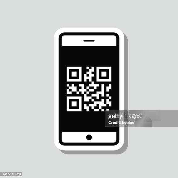 smartphone mit qr-code. symbolaufkleber auf grauem hintergrund - qr code stock-grafiken, -clipart, -cartoons und -symbole
