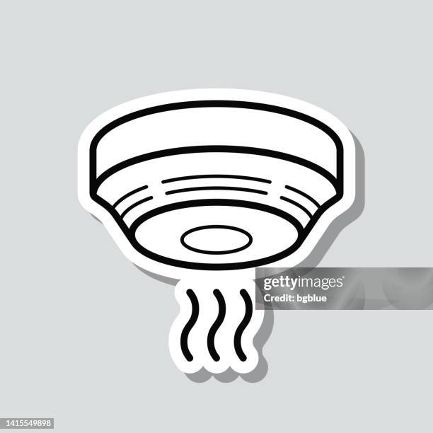 ilustraciones, imágenes clip art, dibujos animados e iconos de stock de detector de humo. pegatina de icono sobre fondo gris - smoke-detector-with-smoke