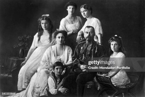 Tsar Nicholas II of Russia with his wife, Alexandra of Hesse-Darmstadt, and her daughters, Ol'ga, Tat'jana, Marjia e Anastasia and Aleksej. 1913