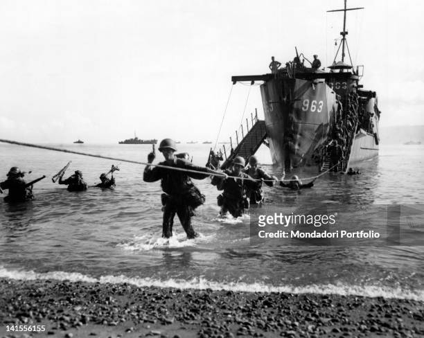 American soldiers of the 164th Infantry Regiment who have just descended from a ship reaching the beach of the Philippine island of Negros. Negros,...