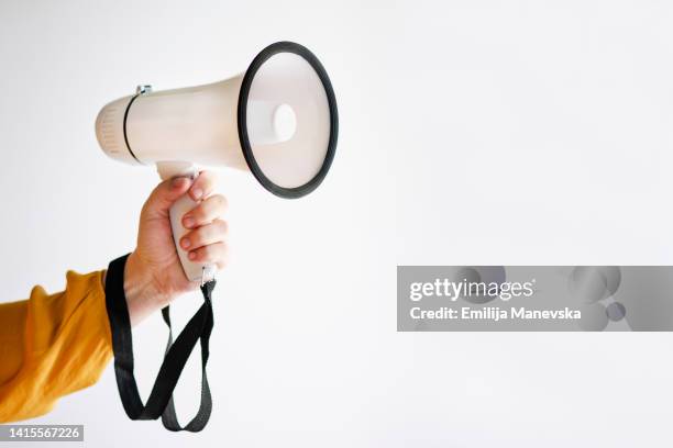 human hand holding  megaphone - assertiviteit stockfoto's en -beelden