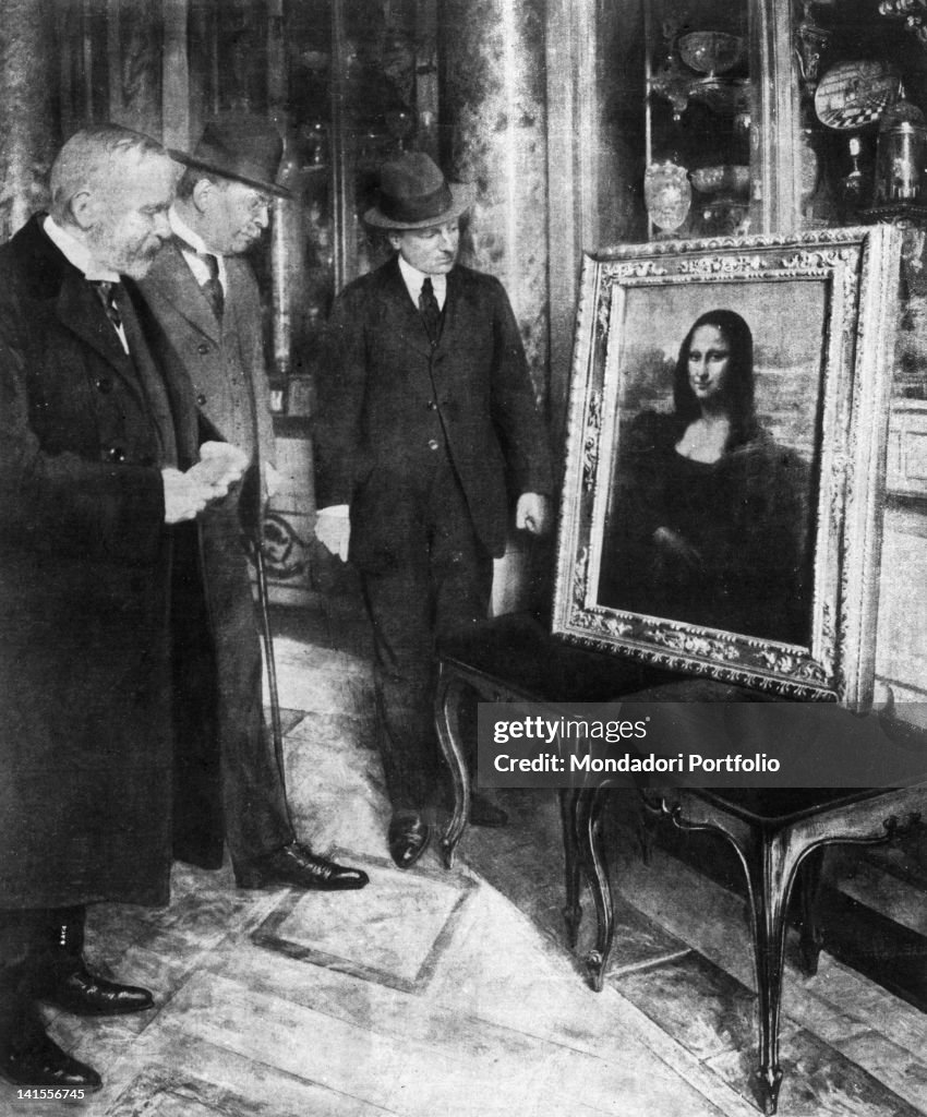 Giovanni Poggi, Luigi Cavenaghi And Corrado Ricci Observe The Mona Lisa