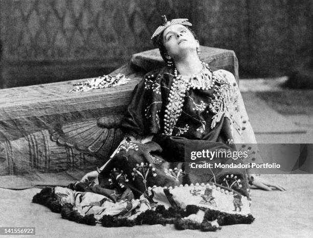 The theatre actress Eleonora Duse playing Cleopatra in the tragedy 'Antony and Cleopatra'. Barcelona, 1890