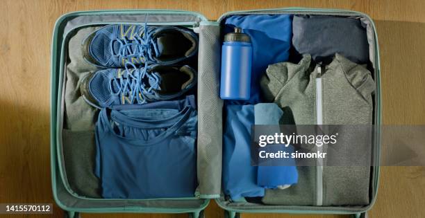 folded clothes in suitcase - suitcase from above imagens e fotografias de stock