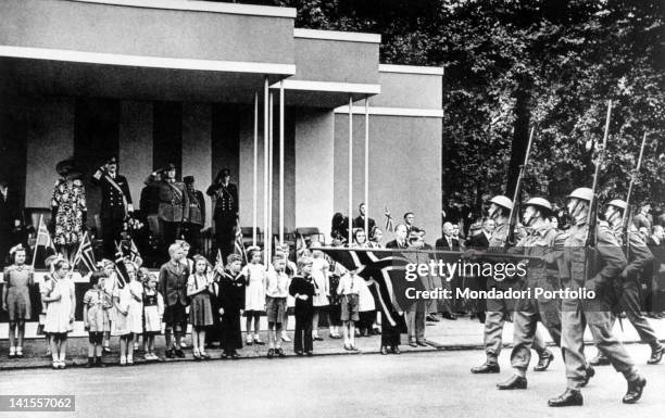 Norwegian troops stationed in England marching in Hyde Park before King Haakon VII of Norway and the royal family for his 60th birthday. London,...