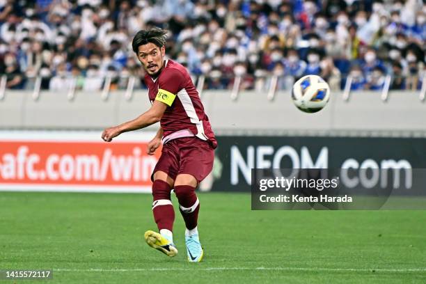 Hotaru Yamaguchi of Vissel Kobe shoots at goal during the AFC Champions League Round of 16 match between Vissel Kobe and Yokohama F.Marinos at...