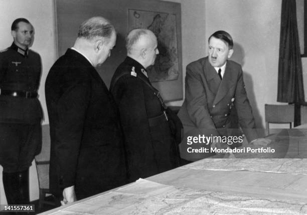The Chancellor of the Third Reich, Adolf Hitler, in conversation with the Turkish general Ali Fund Erden and his lieutenant Hueseyn Erkilet. Berlin,...