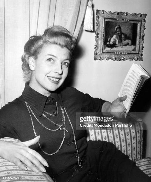 The Italian actress and dubber Isa Barzizza reading a book. 1950s