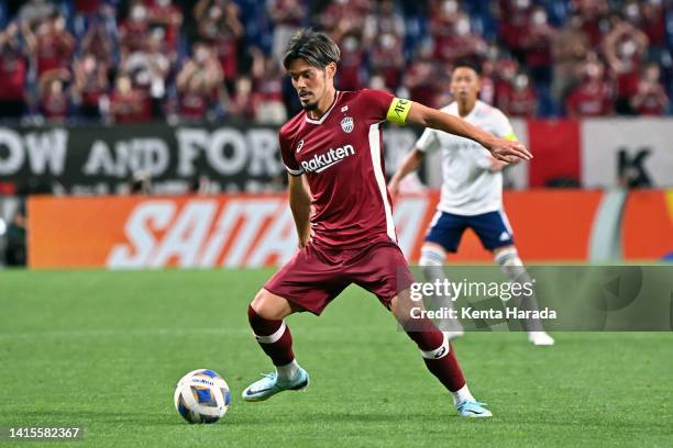 Hotaru Yamaguchi of Vissel Kobe in action during the AFC Champions League Round of 16 match between Vissel Kobe and Yokohama F.Marinos at Saitama...