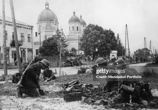 Soldiers of the German army digging a trench in the city. Kaunas, June 1941