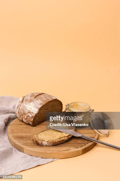 peanut butter on bread - pindakaas stockfoto's en -beelden