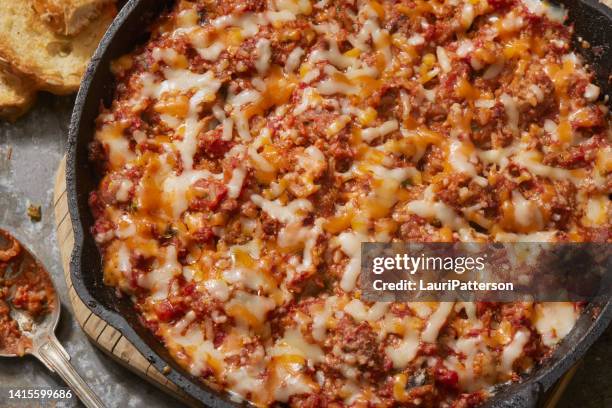 cheesy italian ground beef and rice skillet - ovenschotel stockfoto's en -beelden