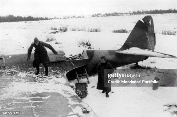 German army soldiers inspect the wreck of a Russian fighter plane forced to make an emergency landing in the Donets River basin area, on the Russian...
