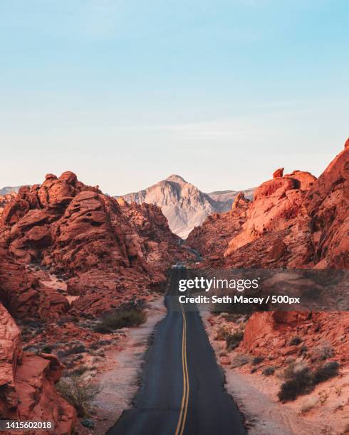 empty road along landscape against sky,valley of fire state park,united states,usa - valley of fire staatspark stock-fotos und bilder