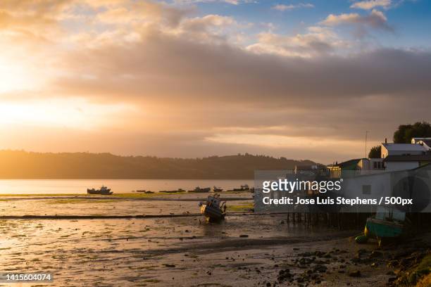 scenic view of sea against sky during sunset,castro,los lagos,chile - castro isla de chiloé fotografías e imágenes de stock