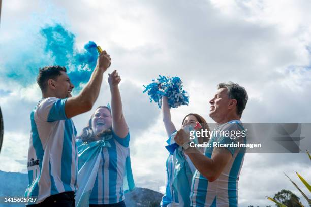 hinchas de la selección argentina celebran el triunfo de su selección de fútbol - futbol argentino fotografías e imágenes de stock
