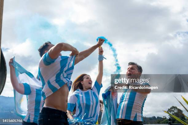 fans of the argentina soccer team celebrate the triumph of their soccer team - argentinian ethnicity stock pictures, royalty-free photos & images