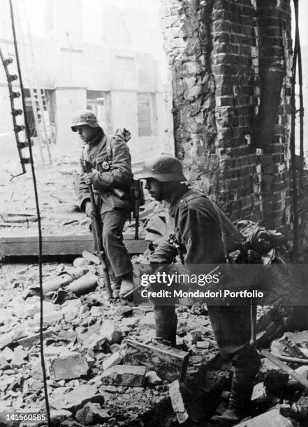 Soldiers among the ruins of the 'Red barricade' factory in Stalingrad, today Volgograd, waiting to continue the action. Stalingrad, October 1942