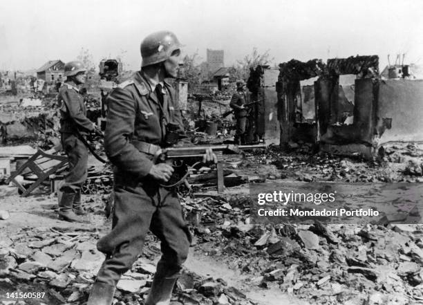 Luftwaffe's German soldiers mopping up the area of Stalingrad . Stalingrad, October 1942