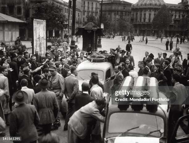 Two days after the liberation, some partisans, surrounded by many civilians, stopped in Porta Venezia a small van and a car with the badge of the Red...