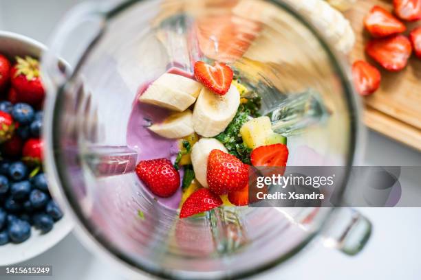 ingredienti del frullato di frutta in un frullatore - blender foto e immagini stock