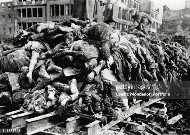 In the square of the Old Market of Dresden, some soldiers heap up the victims' dead bodies of the allied raid of February 13 and 14. Dresden,...