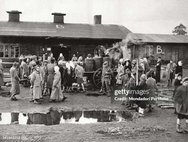 Food hand out in the concentration camp of Bergen Belsen after Allies liberation. Germany, 1945.