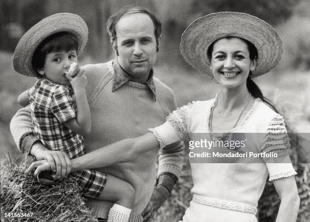 The Italian dancer Carla Fracci with her son Francesco and her husband Beppe Menegatti, director and ballet librettist, in the country. Florence,...