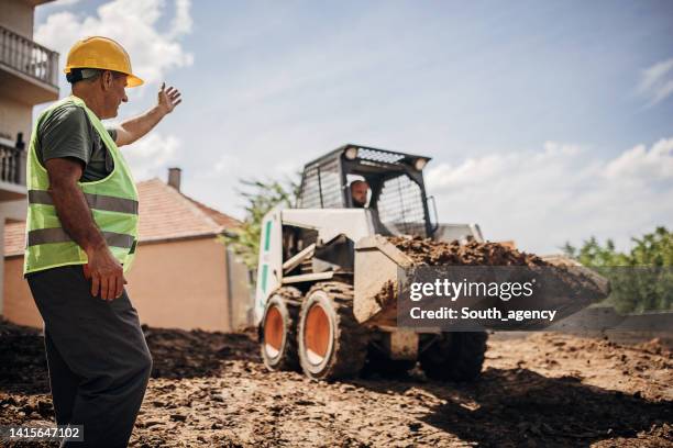 uomo che coordina il lavoro - scavare foto e immagini stock