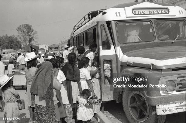 The pullman to the suburbian quarter of Los Reyes, already full of passengers, with a long queue at the entrance door. Mexico City , October 1968.