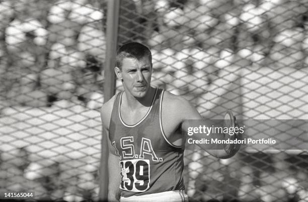 The American athlete Al Oerter taking part at the discus throw competition. With a throw of 59.18 m he is the winner of the gold medal and world...