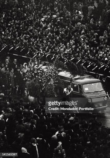 Passage of the funerals of the victims of the Piazza Fontana bombing. The funeral march goes through Milan Cathedral Square. Milan, December 15th,...