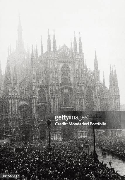 Passage of the funerals of the victims of the Piazza Fontana bombing. Milan Cathedral Square was crammed with people. Milan, December 15th, 1969