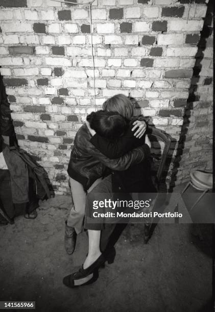 Couple of italian beatniks kissing at Mondo Beat club in Milan. Milano, 1960s