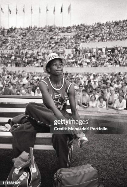 The American sprinter Wilma Rudolph changing her running shoes during the Rome Olympics. Rome, 1960