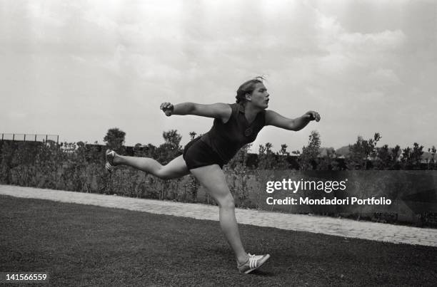 Soviet athlete Tamara Press trying the movements of the discus throw at the Rome Olympic Games. Rome, 1960