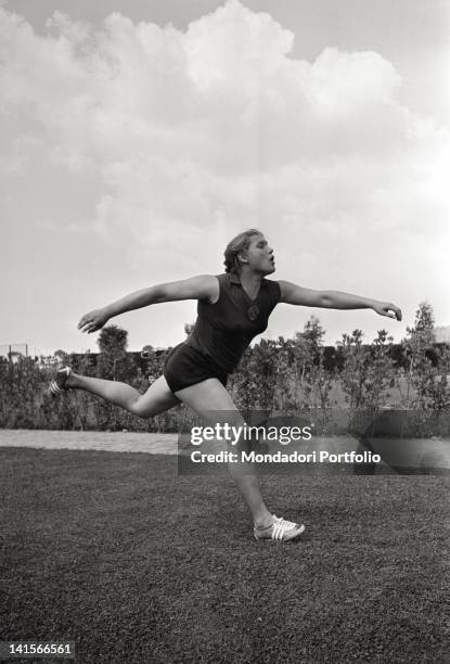 Soviet athlete Tamara Press trying the movements of the discus throw at the Rome Olympic Games. Rome, 1960