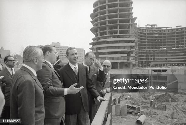 The Italian Prime Minister Aldo Moro speaking in front of a building site during his visit to Washington. Washington, April 1965