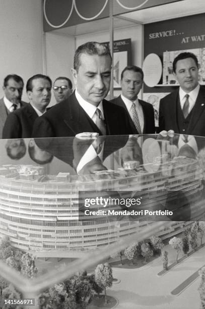 The Italian Prime Minister Aldo Moro looking a scale model. Washington, April 1965