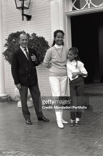 The Italian industrialist Bruno Pagliai smiling with his wife the American actress Merle Oberon and the foster daughter Francesca in their mansion in...