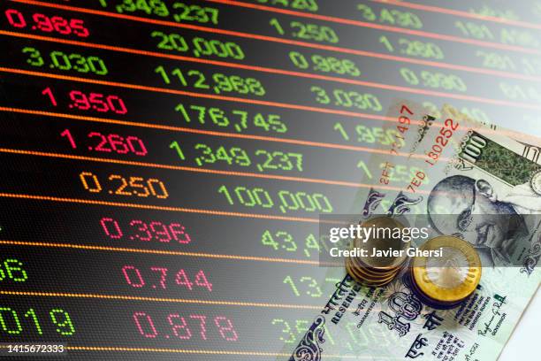 indian rupees cash banknotes and coins and stock market indicators - indian economy stockfoto's en -beelden