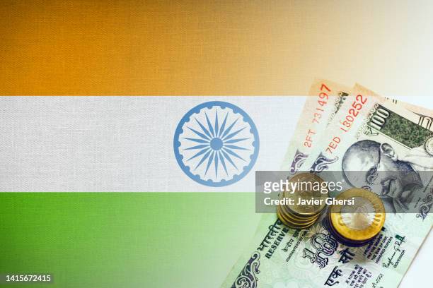 indian rupees cash banknotes and coins and indian flag - deflación economía fotografías e imágenes de stock