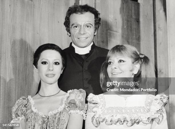 The Italian actors Johnny Dorelli, Bice Valori and Daniela Goggi posing during the musical comedy 'Aggiungi un posto a tavola'. Rome, December 1974