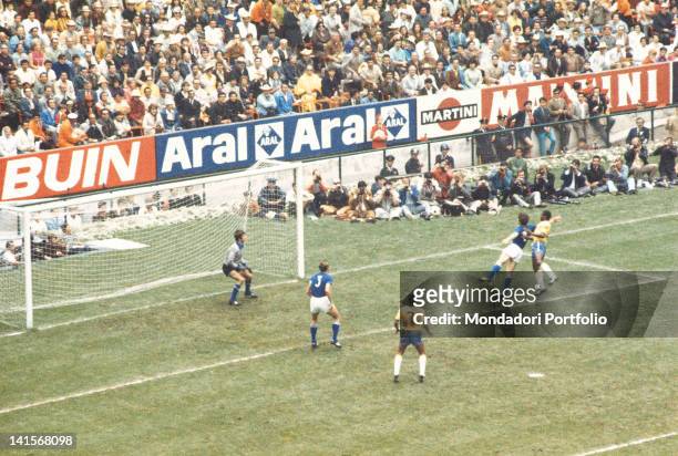 The Brazilian striker PelF , is about to score the first goal in the final match of the World Cup Championship, played between Brazil and Italy, with...