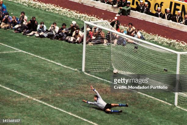 Italian goalkeeper Enrico Albertosi lets in the fourth goal by the Brazilian fullback Carlos Alberto, in the final match of the World Cup...