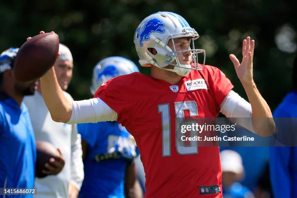 Jared Goff of the Detroit Lions throws a pass during the joint practice with the Indianapolis Colts at Grand Park on August 18, 2022 in Westfield,...