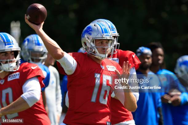 Jared Goff of the Detroit Lions throws a pass during the joint practice with the Indianapolis Colts at Grand Park on August 18, 2022 in Westfield,...